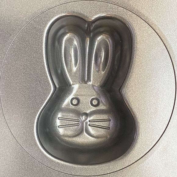 EUC Wilton Easter Mini Cake Pan. Metal cake pan makes 6 Mini Cakes - Picture 5 of 11